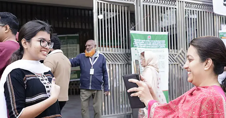 ভোট শেষে মেয়ের ছবি তুলে দিচ্ছেন মা